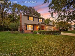 1795 N Lake Dr, Troy, MI 48083