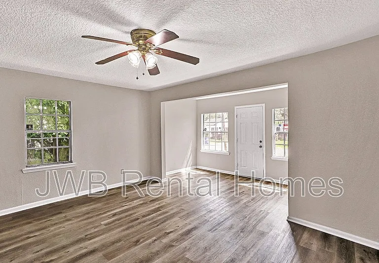7832 Paul Jones Dr — Photo 6