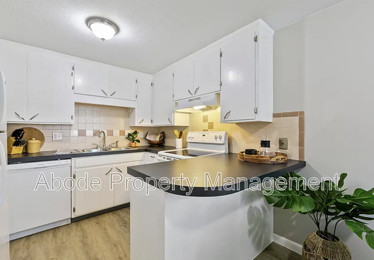 456 W 10th St — Photo 4