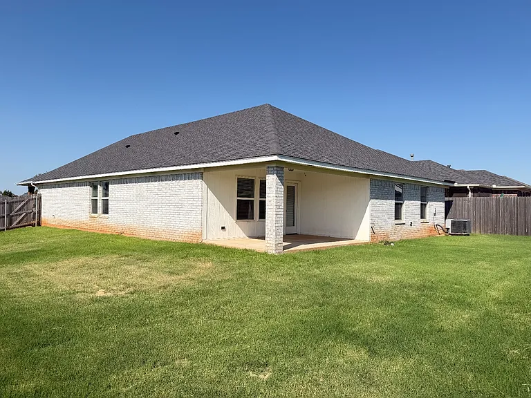 18600 Luna Dr — Photo 28