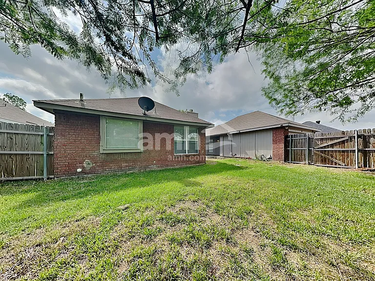 2717 Primrose Ln — Photo 24
