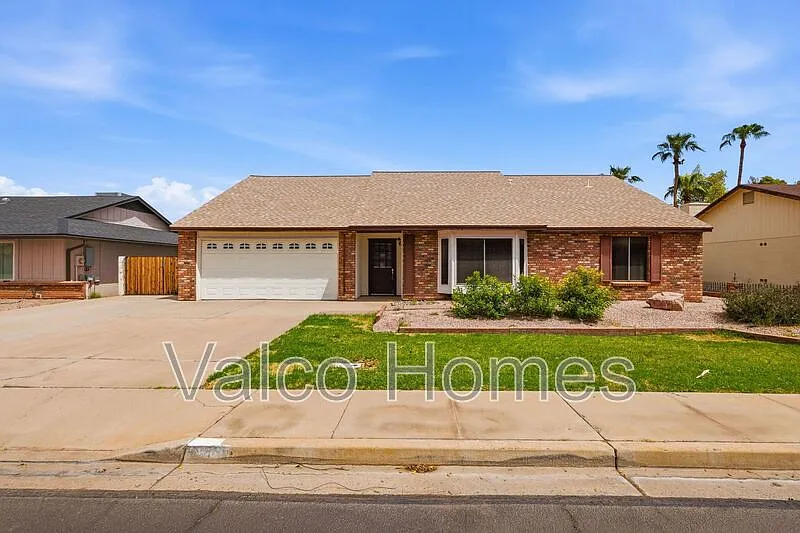 3 bed, 2.0 bath, 1704 sqft, $2,400 — Photo 3