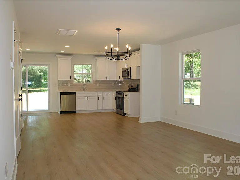 562 W Park Ave #B — Photo 7