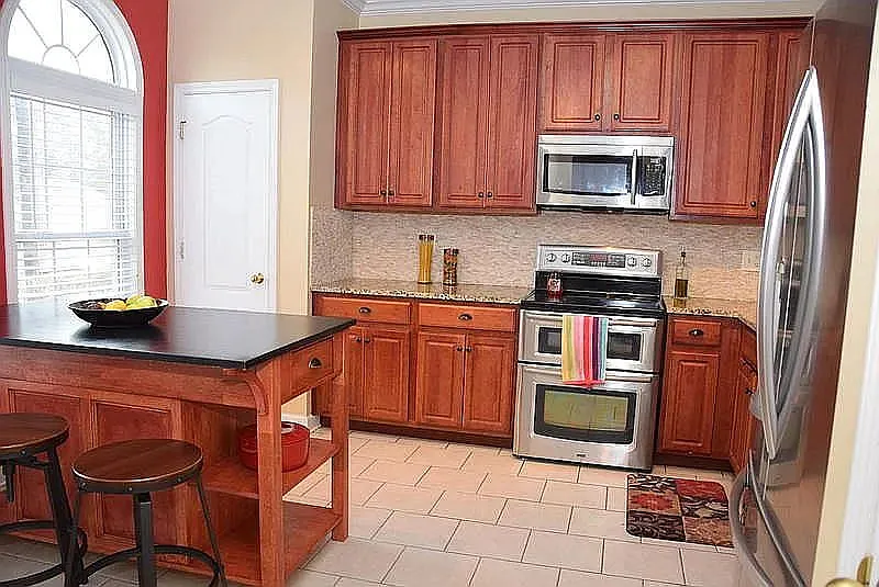 3 bed, 3.0 bath, 2439 sqft, $2,690 — Photo 4