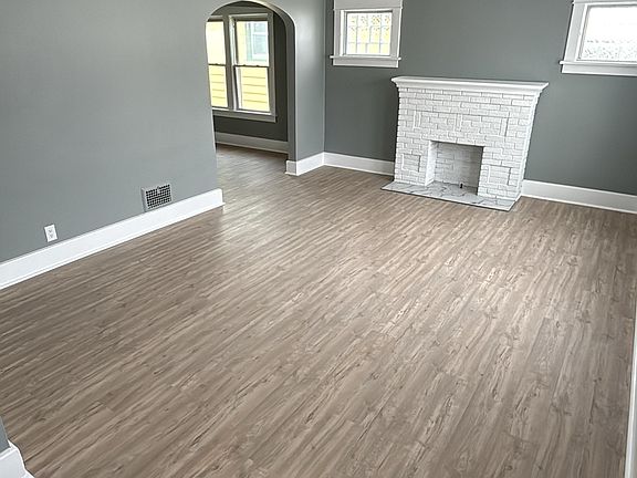2nd image of 299 Nassau Ave Floor 1