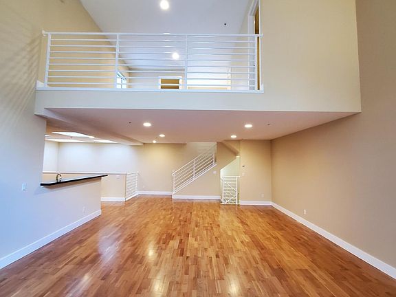 2216+/-SF INTERIOR + 444+/-SF PATIO= 2660+/- TOTAL SF TRI-LEVEL LOFT - THIS IS A MUST SEE!