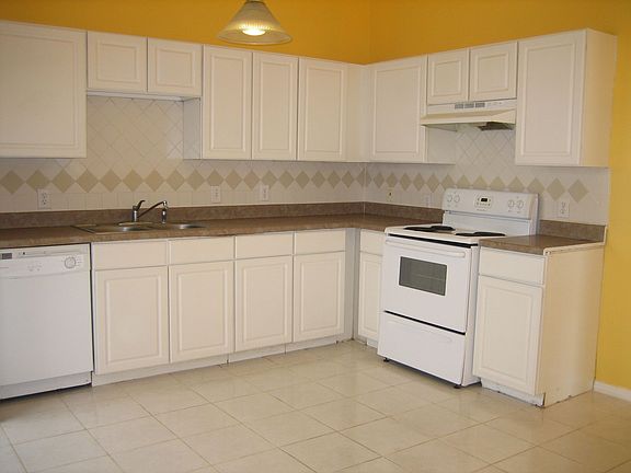 Spacious kitchen!!!