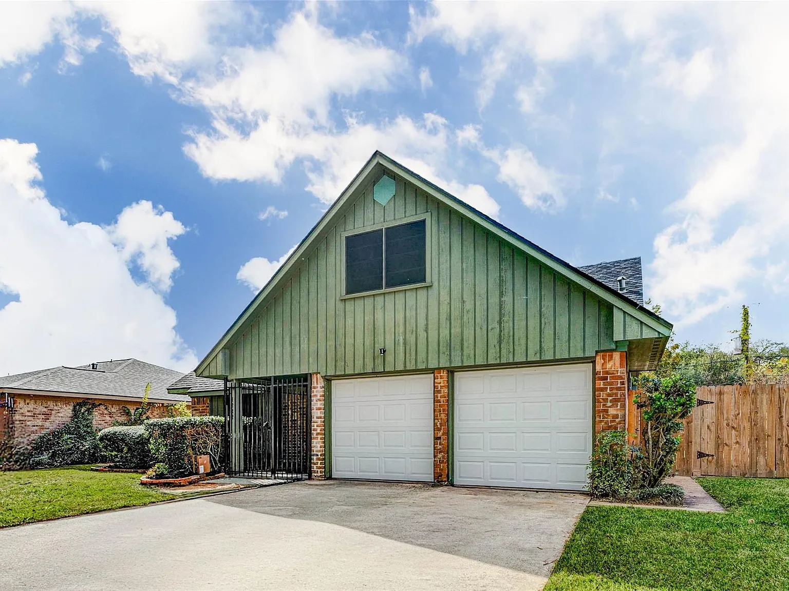 5 bed, 2.0 bath, 2024 sqft, $2,500 — Photo 4