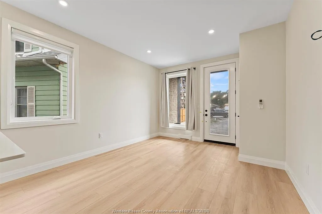 2 bed, 886 sqft, $2,100 — Photo 3