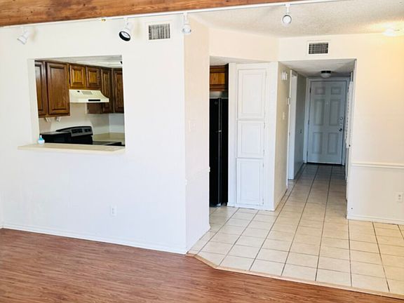 3rd image of 1320 Bluffview Dr APT D
