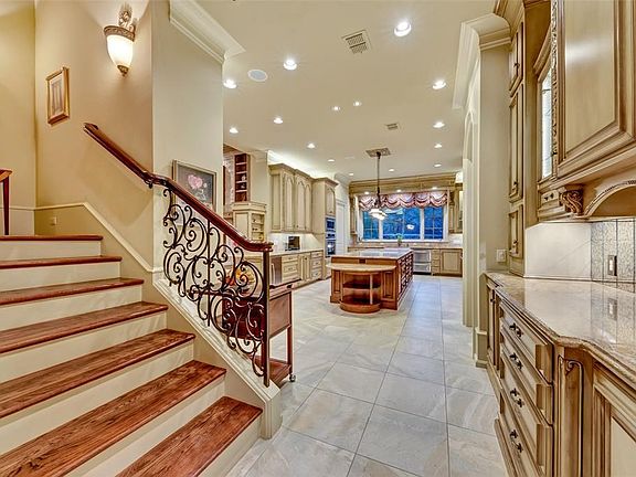 2nd image of 7913 Blenheim Pl