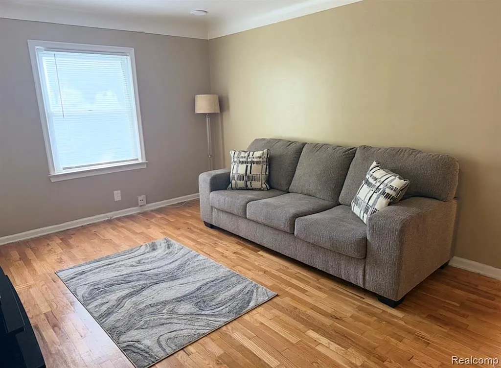 3 bed, 1.0 bath, 905 sqft, $1,300 — Photo 4