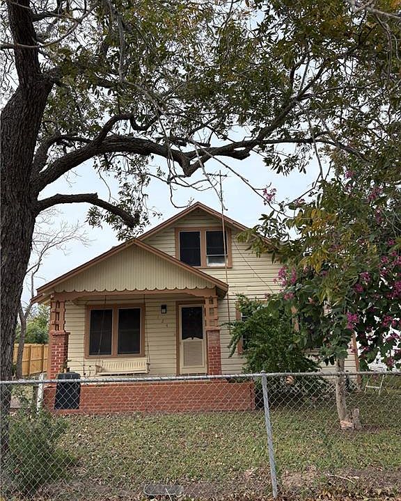 1st image of 124 Hidalgo St