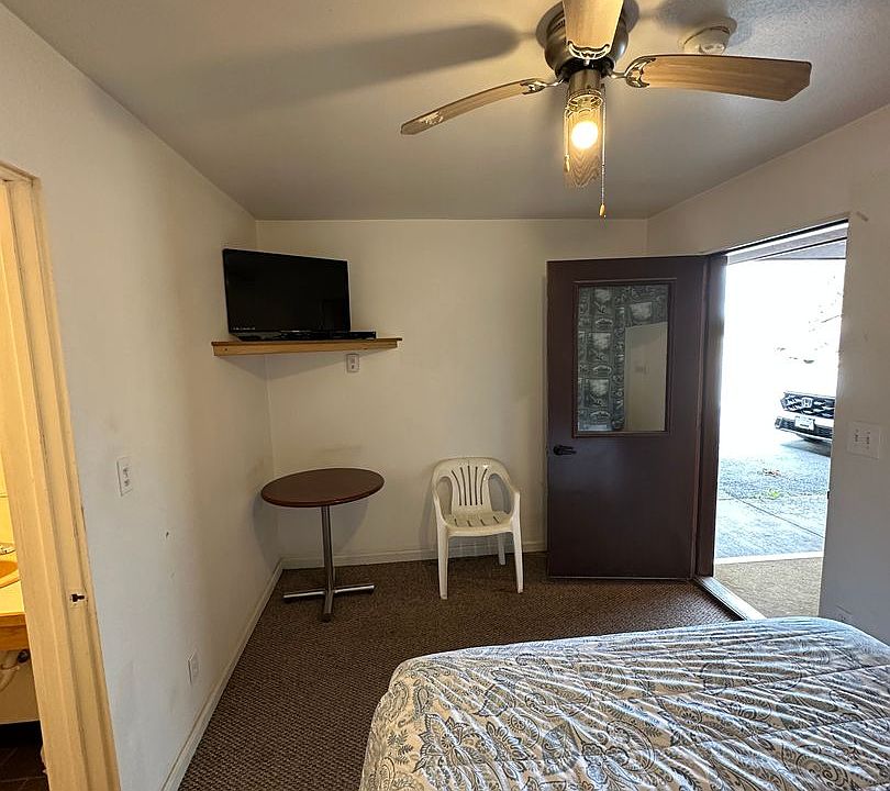 2nd image of 790 S Dandelion Cir Room 3