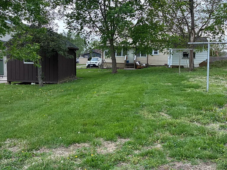 504 Houser St — Photo 17