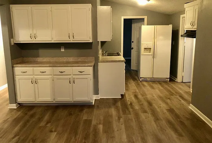 3 bed, 1.0 bath, 1008 sqft, $1,100 — Photo 3