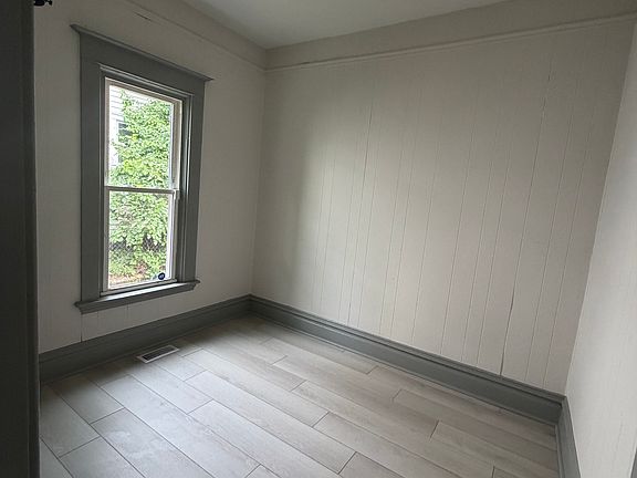 5th image of 952 Logan St SE