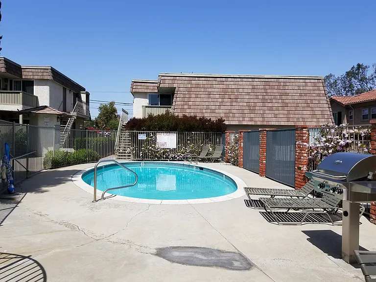 Chateau Gardens Apartments — Photo 32