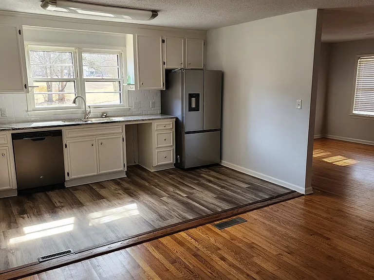187 E Walnut St — Photo 11