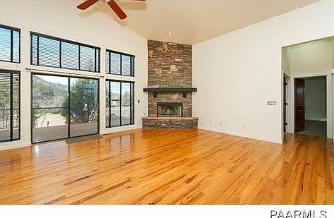 GREATROOM/FIREPLACE