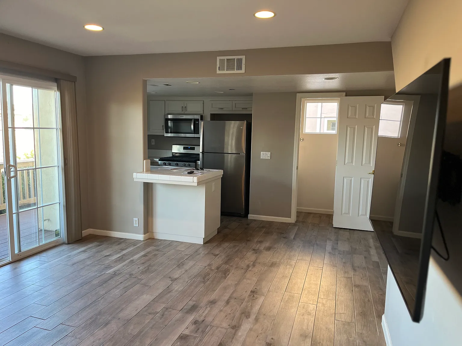 3 bed, 2.5 bath, 1230 sqft, $3,800 — Photo 4