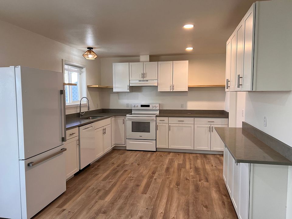 1st image of 352 N Grape Dr