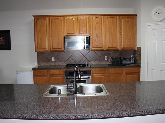 4th image of 605 Honey Suckle Dr