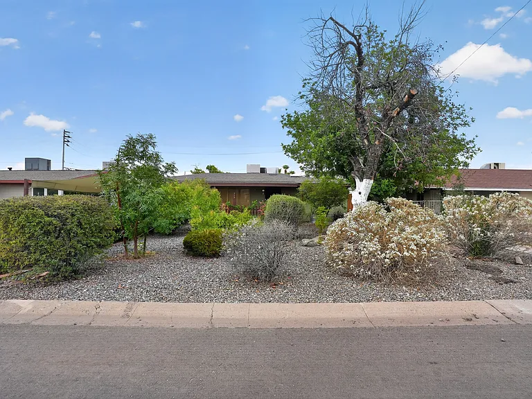 315 W Glenrosa Ave — Photo 2