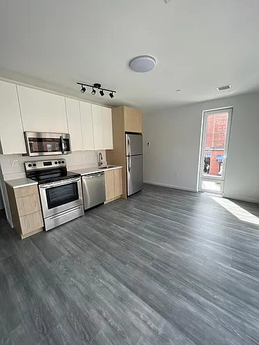 160 Middlesex St Photo 1