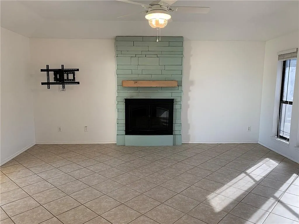 3 bed, 2.5 bath, 1687 sqft, $2,950 — Photo 3