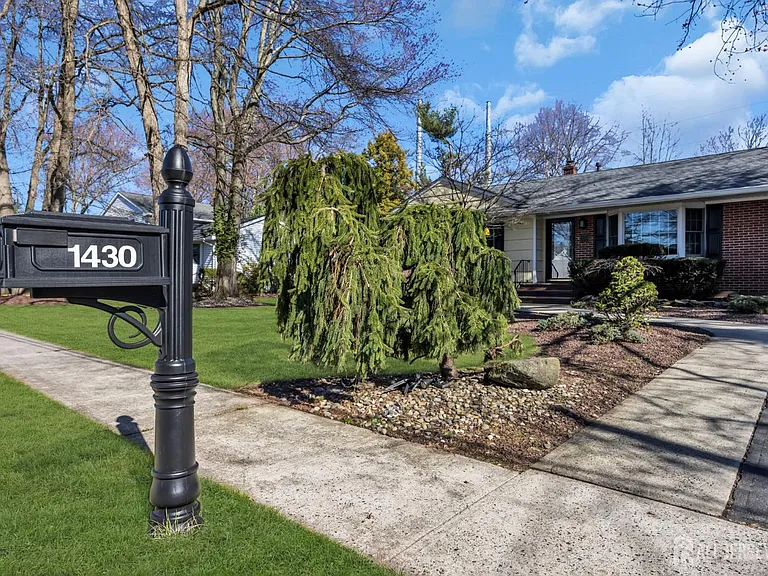 1430 Kearney Dr — Photo 3
