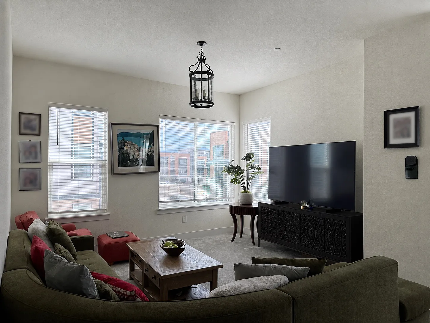 4 bed, 2160 sqft, $4,295 — Photo 3