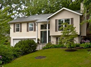 916 Baltimore Pl, Saint Louis, MO 63122