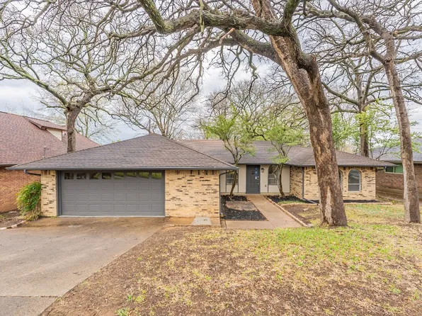 2105 Castle Oaks Dr, Arlington, TX 76012