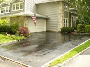 126 Colony Dr, Holbrook, NY 11741