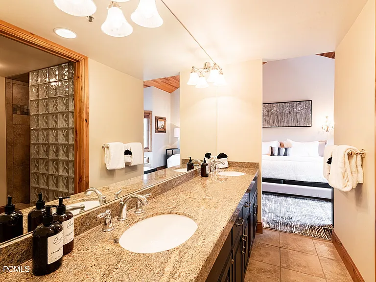 1525 Lakeside Cir — Photo 43