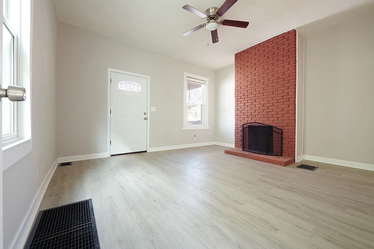 2354 Victor St — Photo 3