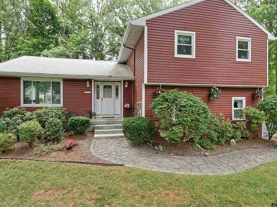 1st image of 15 Elizabeth Ln