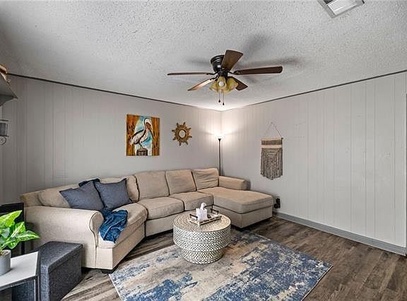 5th image of 809 E Louisiana Ave