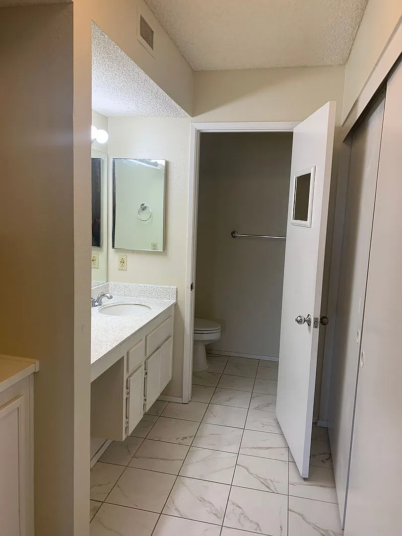 Spacious 2 bedroom, 2 bathroom — Photo 4