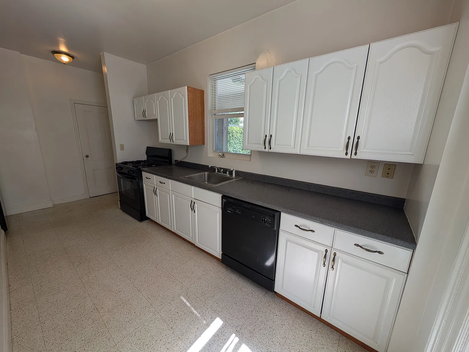 1 bed, 705 sqft, $920 — Photo 4