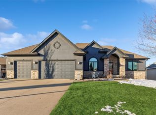 16223 Tanglewood Dr, Urbandale, IA 50323