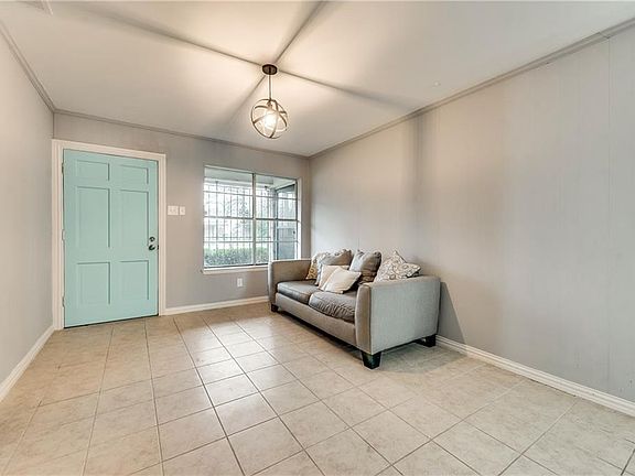 2nd image of 14724 Oakwood Ln