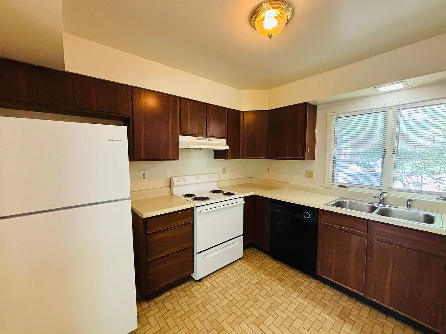 3 Bedroom 2.5 Bath Townhouse — Photo 4