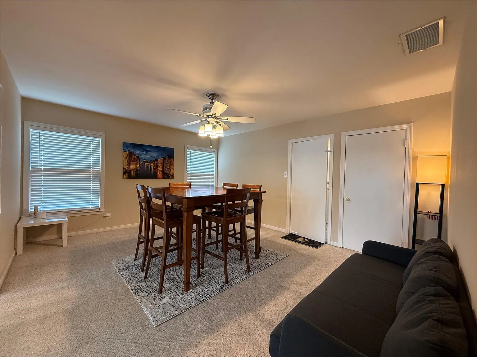 4 bed, 2.0 bath, 4458 sqft, $3,850 — Photo 2
