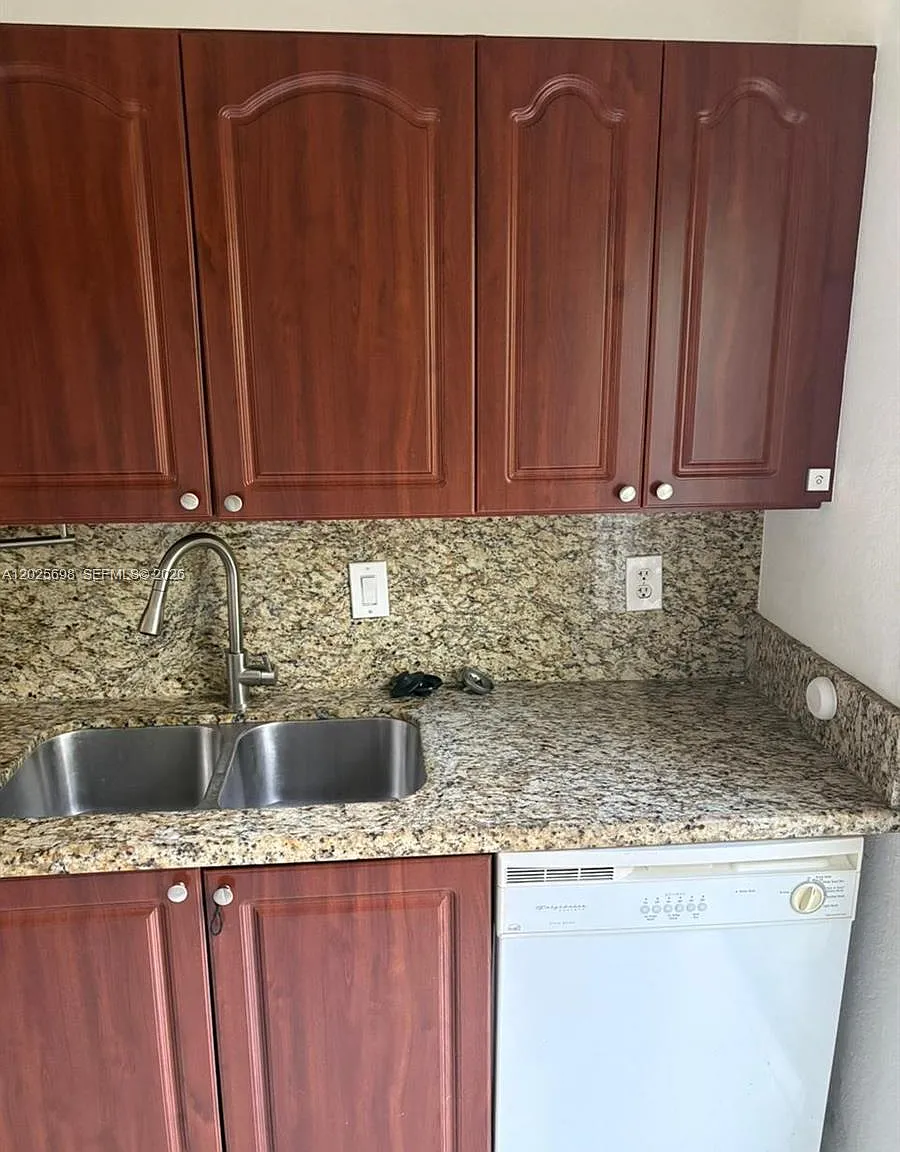 Third Avenue Condominium — Photo 3