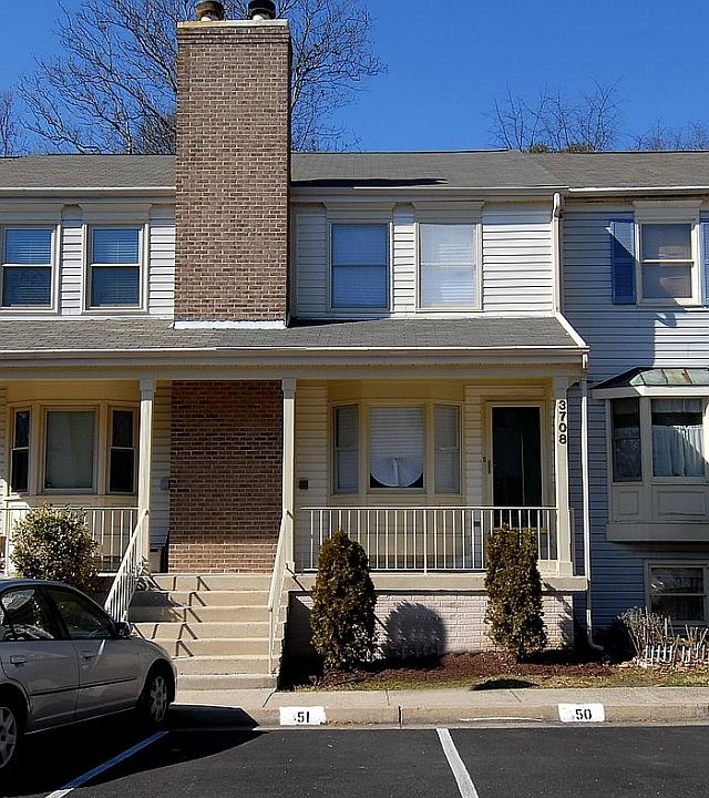 Completely Renovated 3 Bed 3.5 Bath Townhome in Alexandria