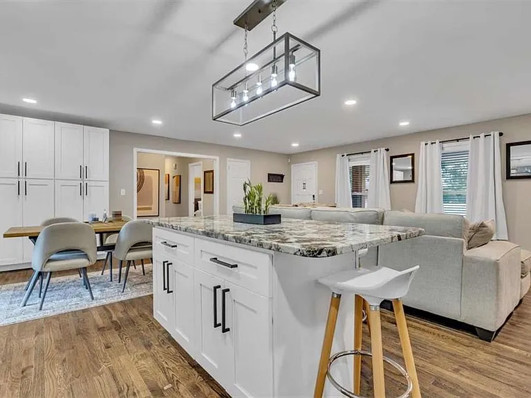 2271 Columbia Dr — Photo 3