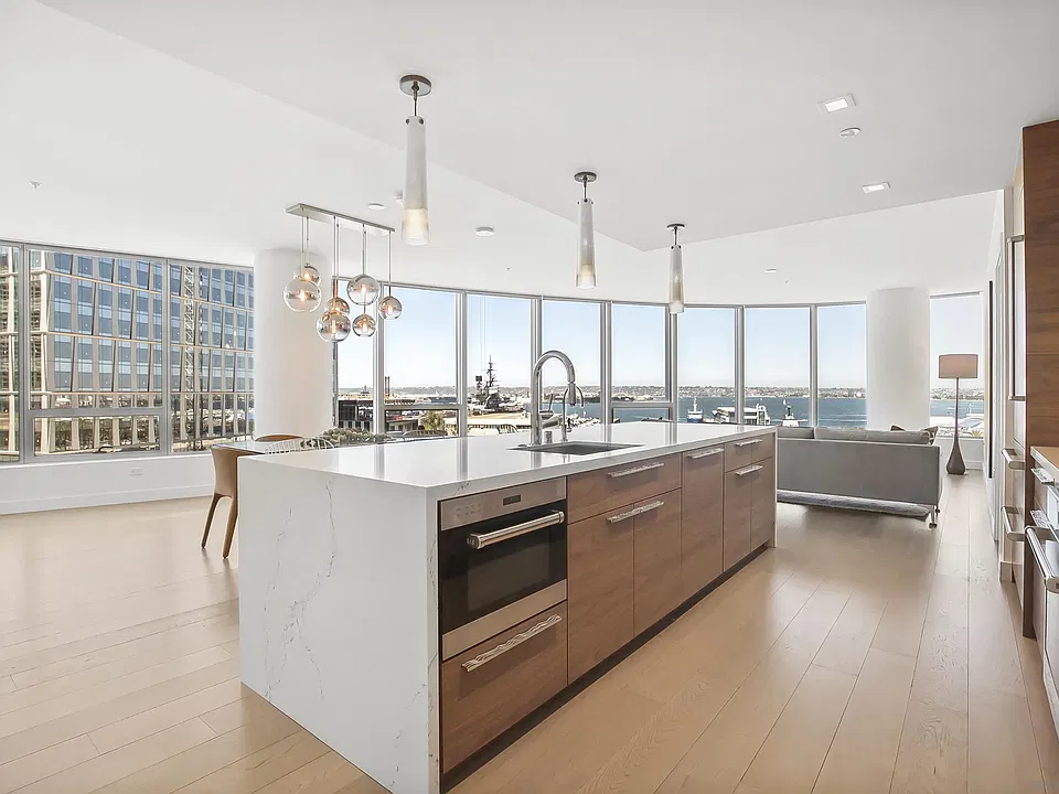 888 W E St #902