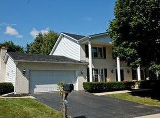 6375 Twin Oaks Ln, Lisle, IL 60532